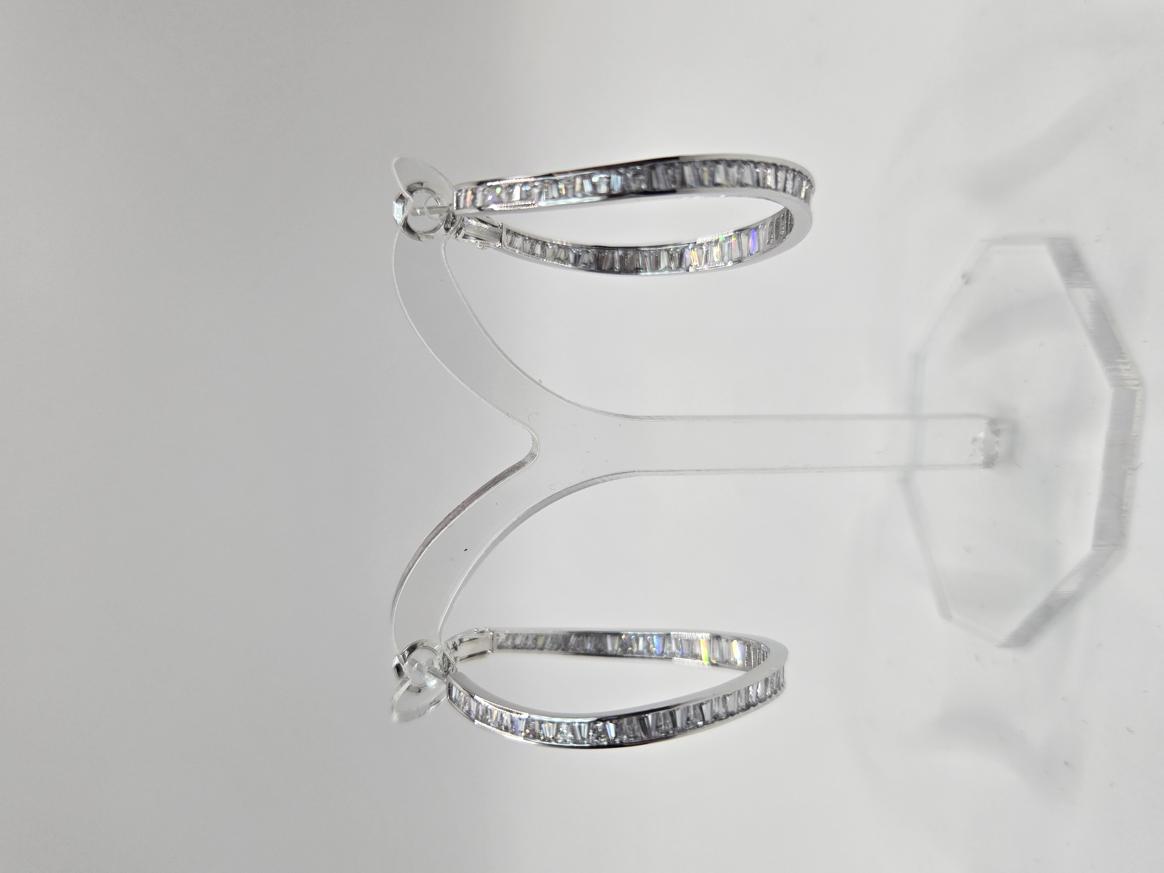 SILVER RADIANCE – Luxusní kruhové náušnice s čirými kamínky