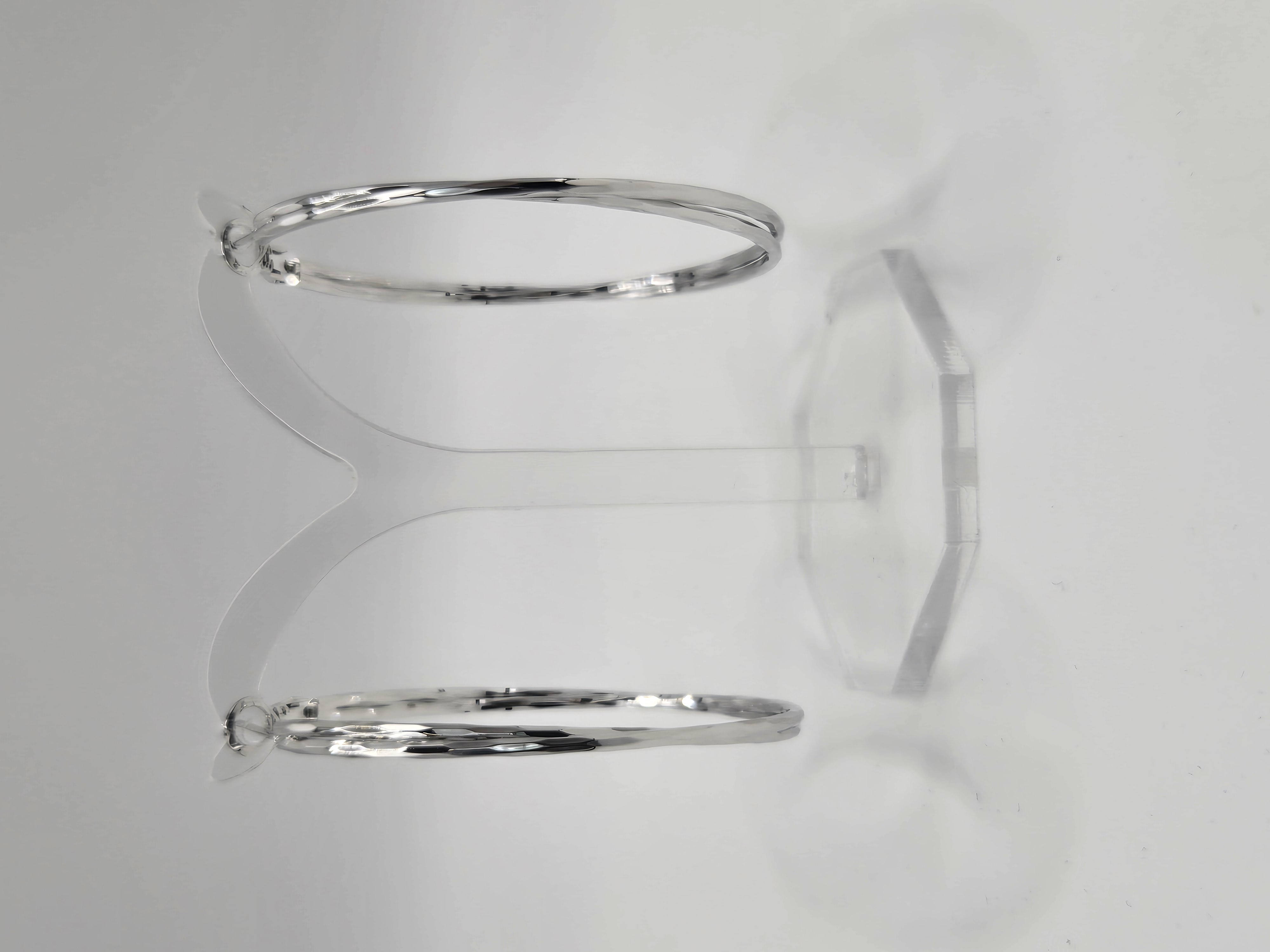 SILVER TWIST – Elegantní kruhové náušnice s jemně krouceným designem