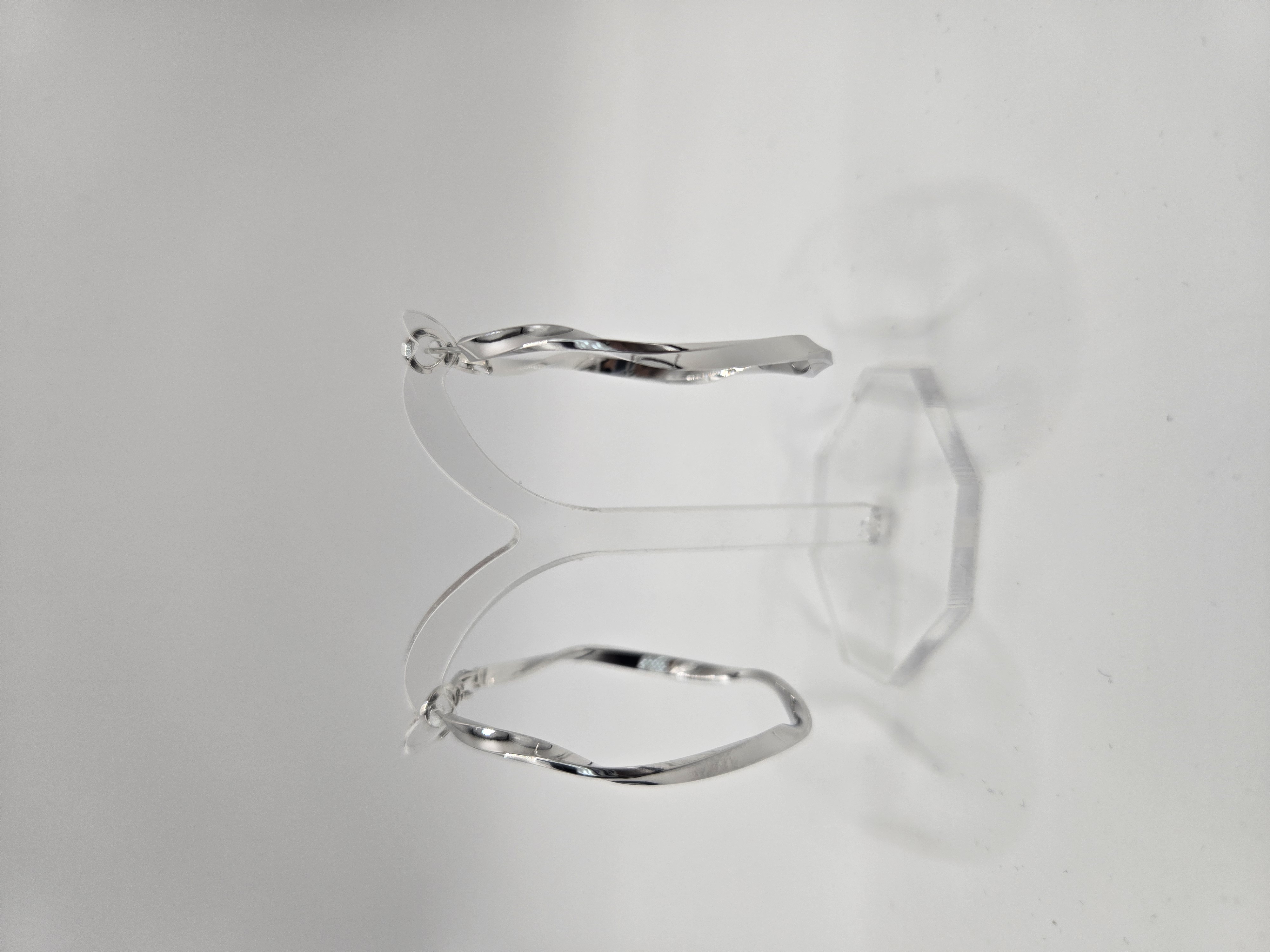 SILVER WAVE – Elegantní kruhové náušnice s vlnitým designem