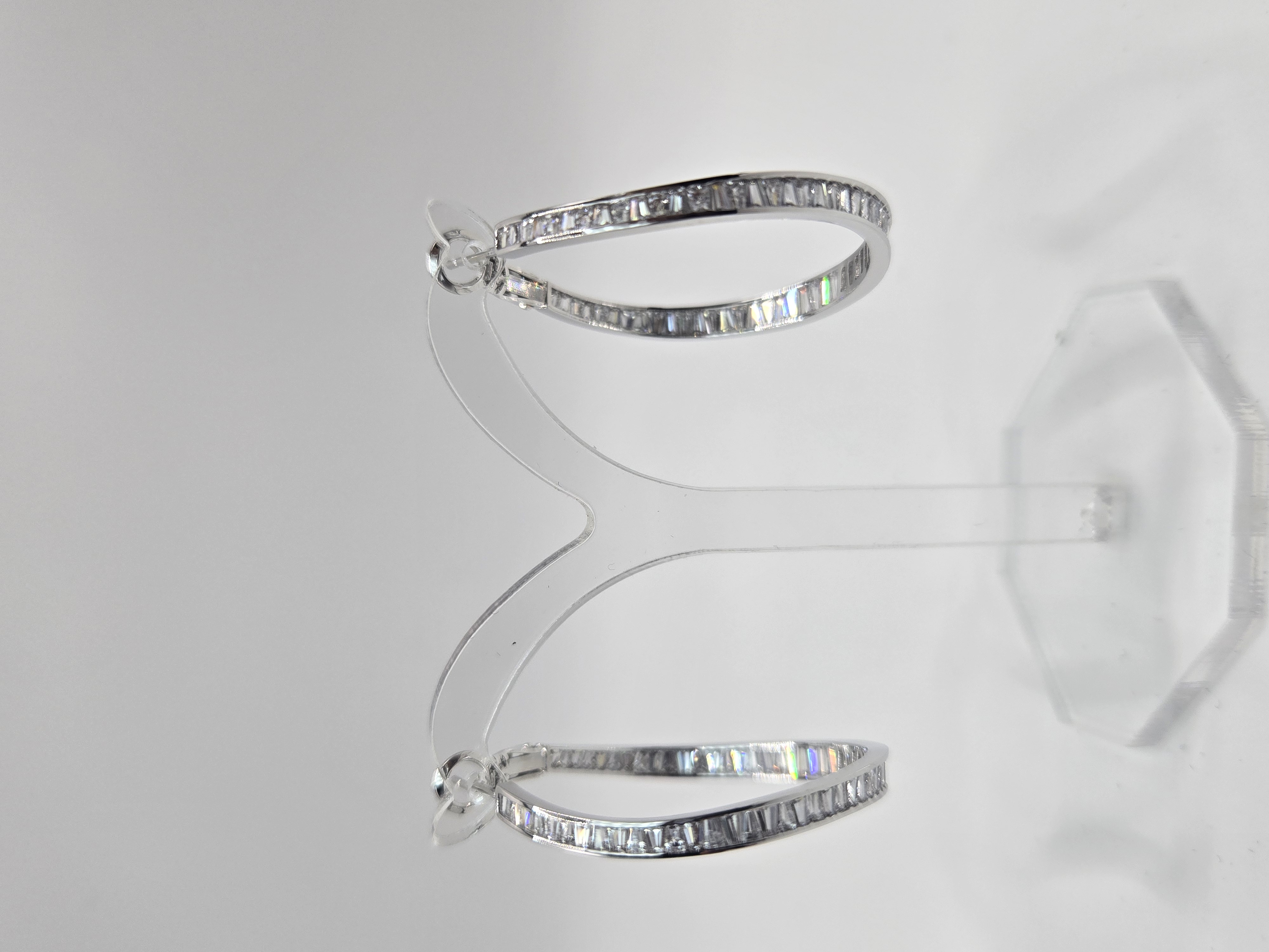 SILVER RADIANCE – Luxusní kruhové náušnice s čirými kamínky