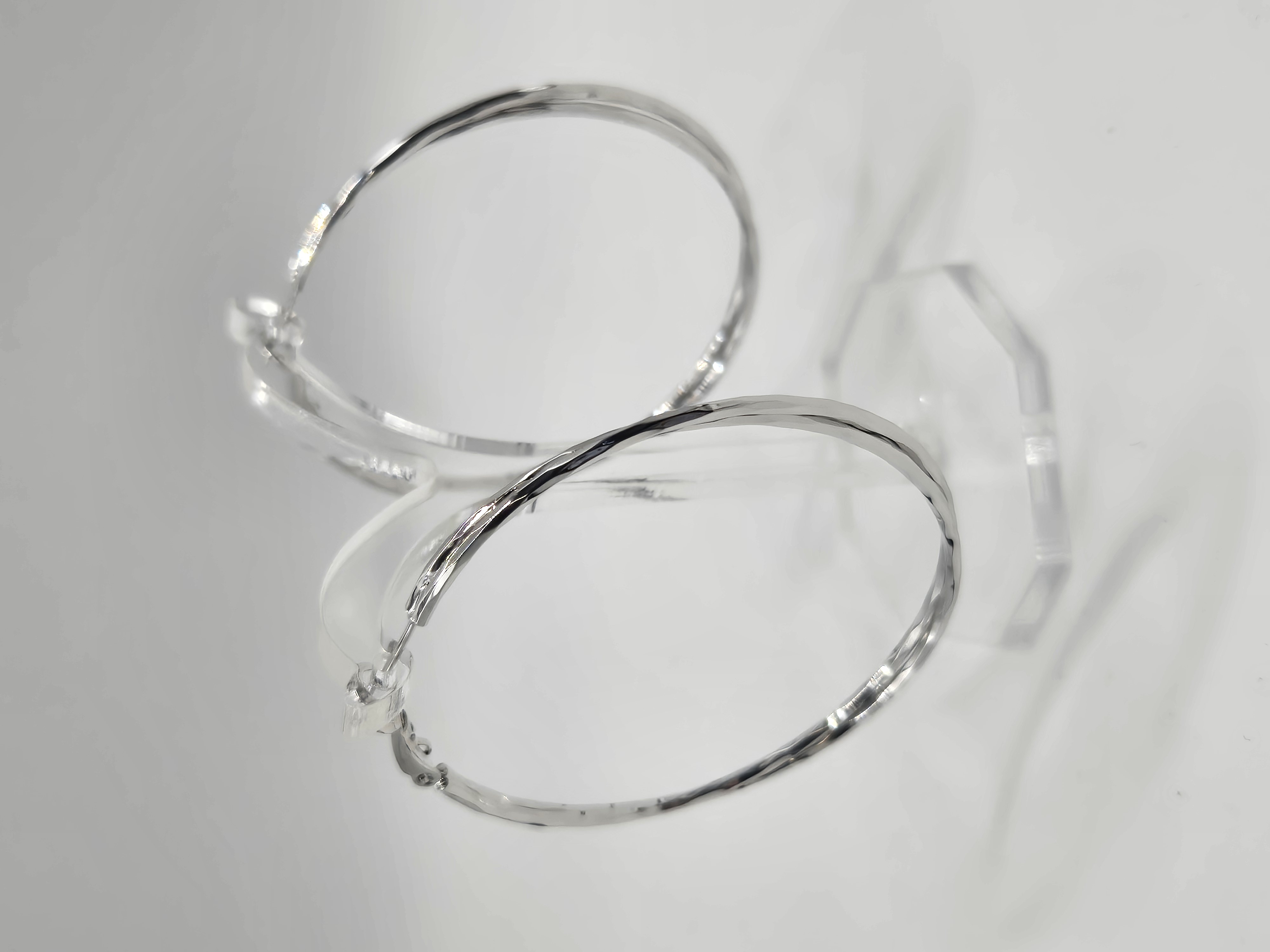 SILVER TWIST – Elegantní kruhové náušnice s jemně krouceným designem