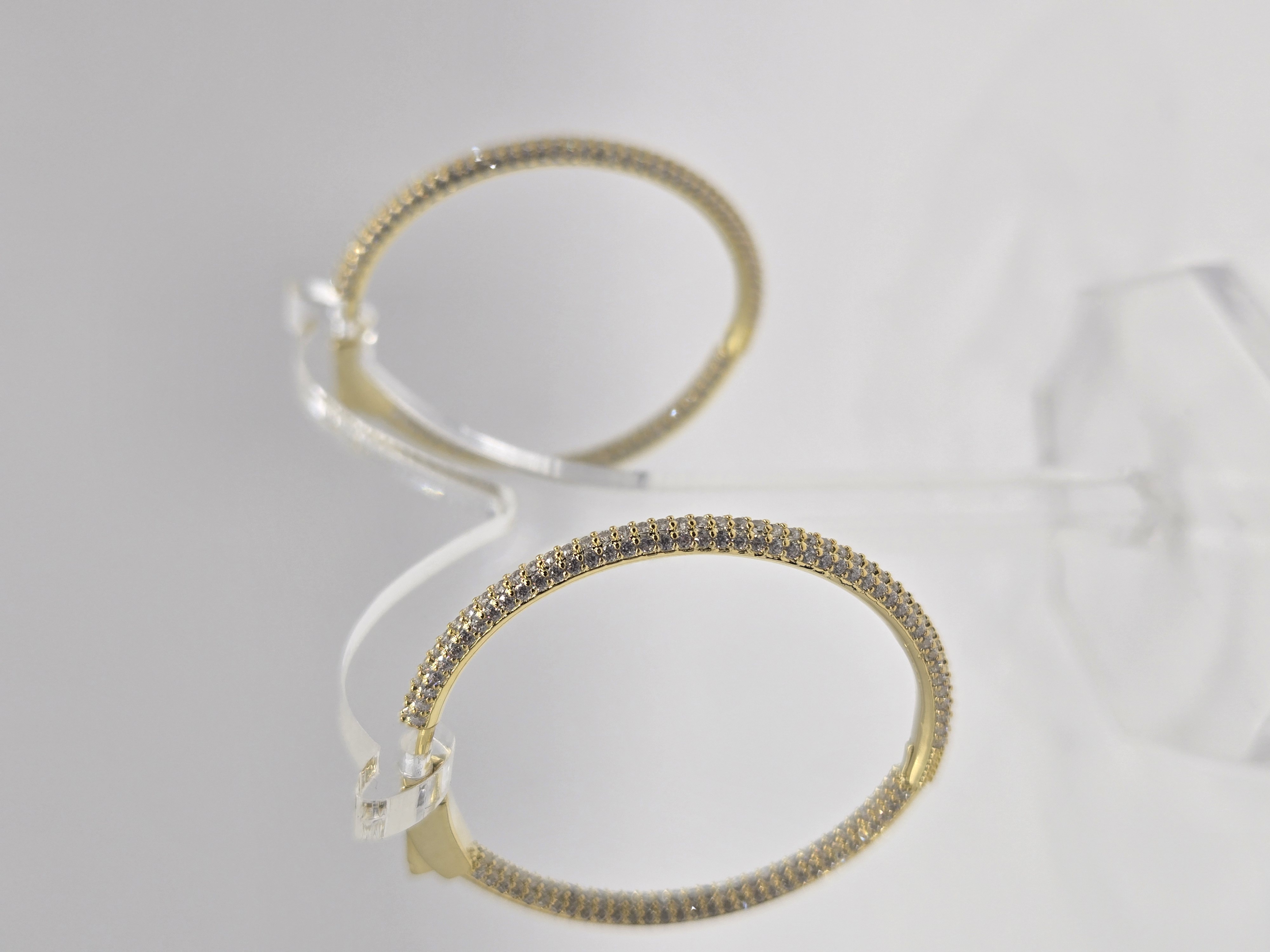 SILVER WAVE – Elegantní kruhové náušnice s vlnitým designem