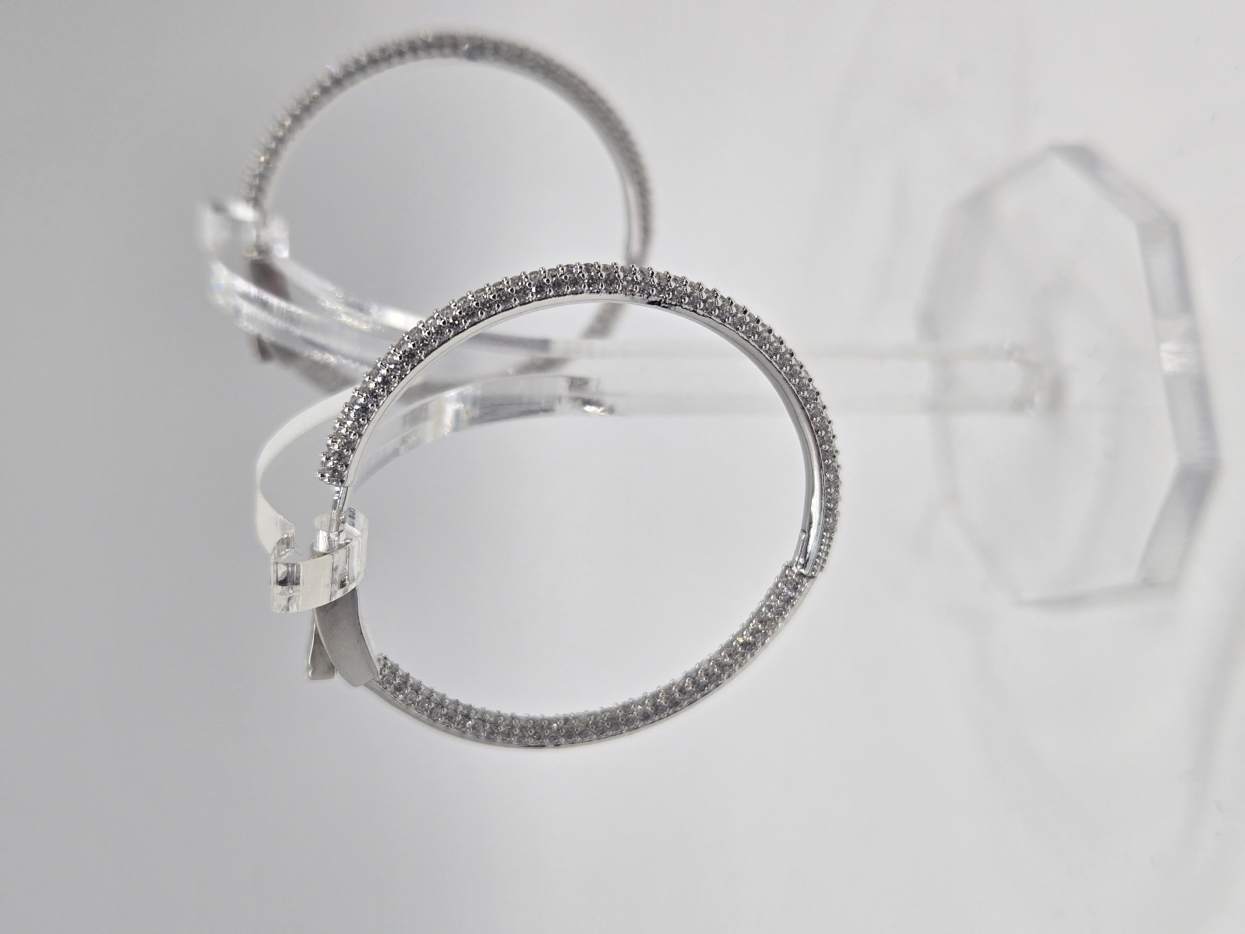 SILVER RADIANCE – Luxusní kruhové náušnice s třpytivými kamínky