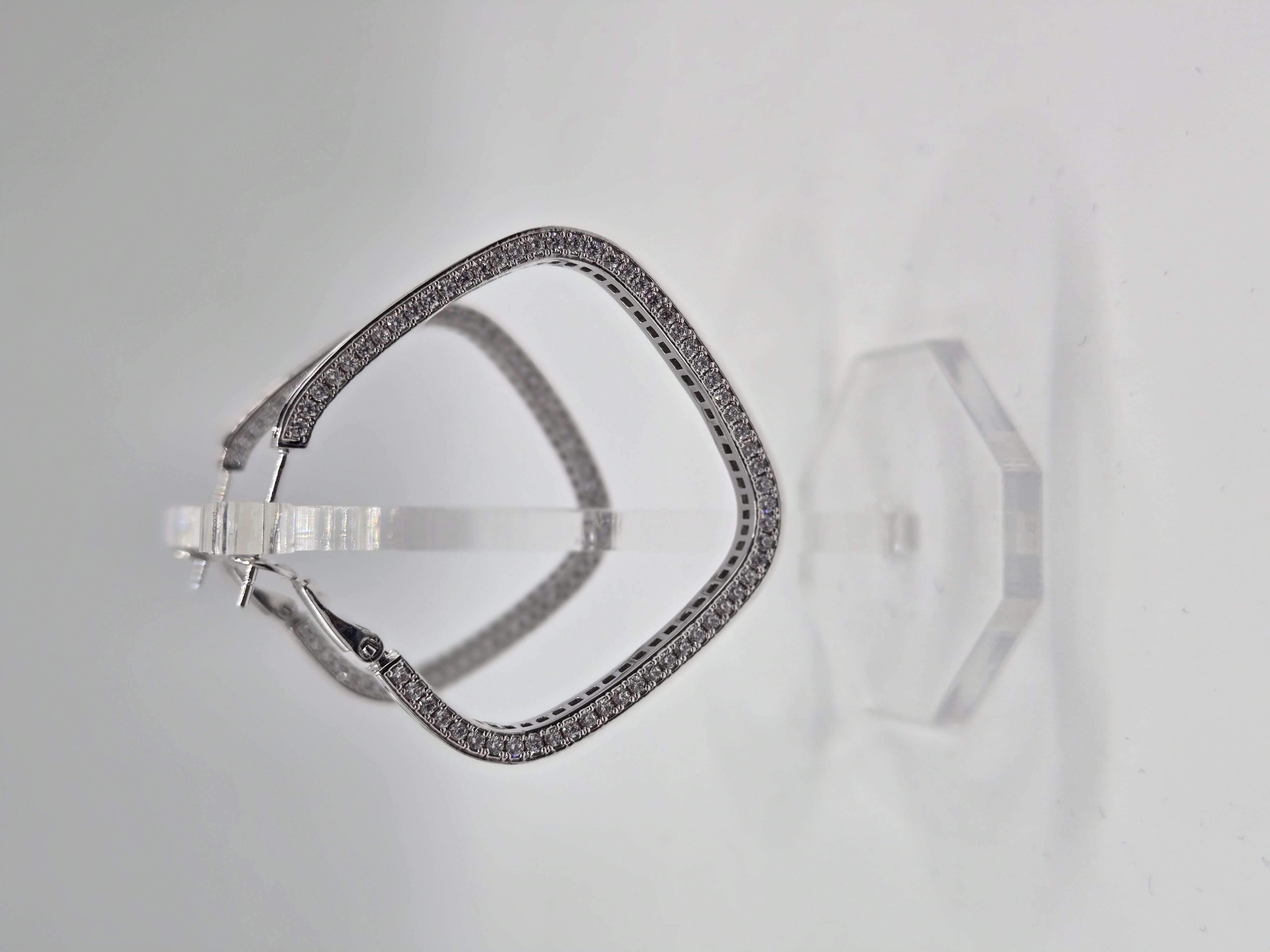 SILVER RADIANCE – Luxusní geometrické náušnice s třpytivými kamínky