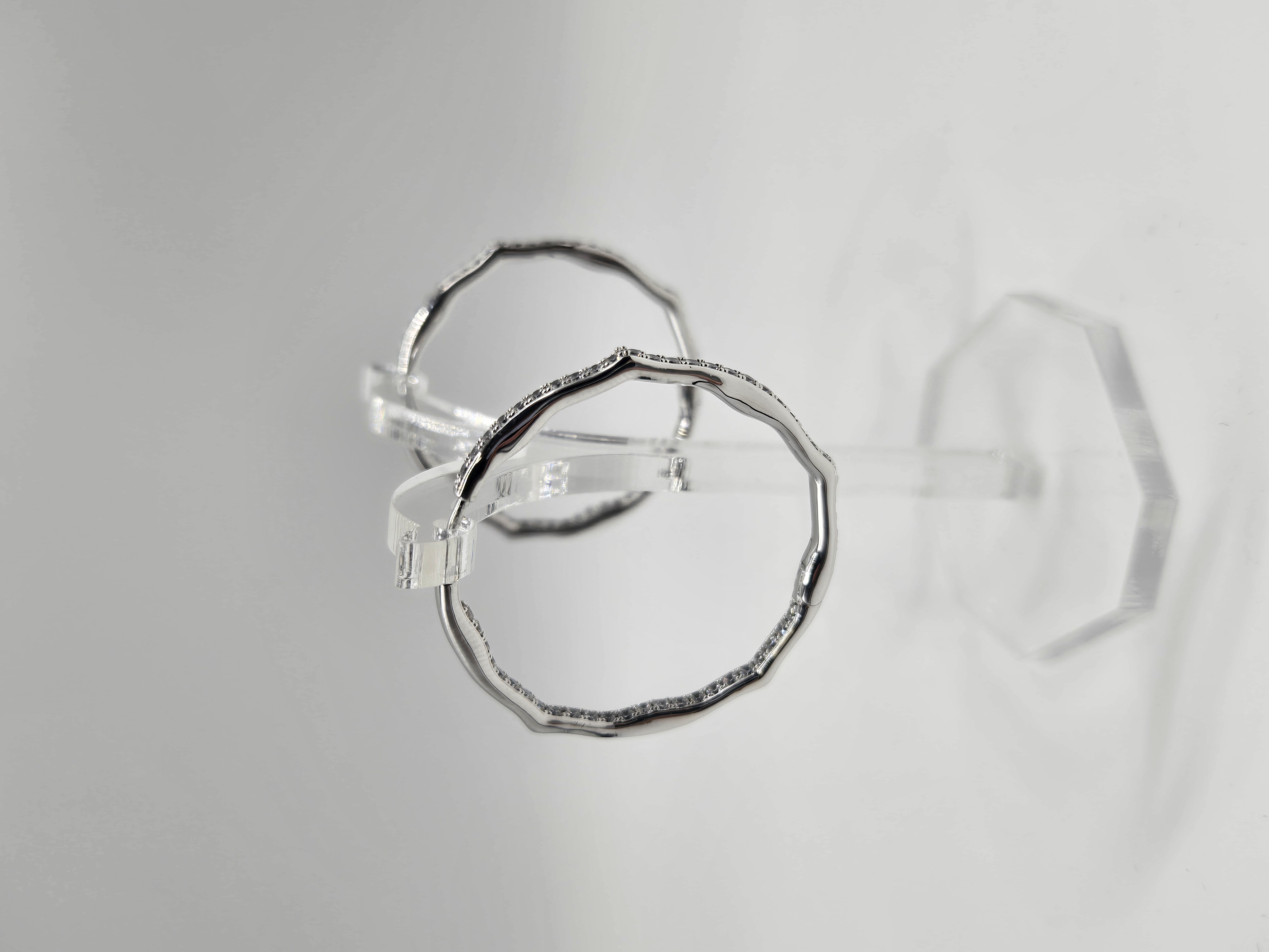 SILVER WAVE – Elegantní stříbrné kruhové náušnice s třpytivými kamínky