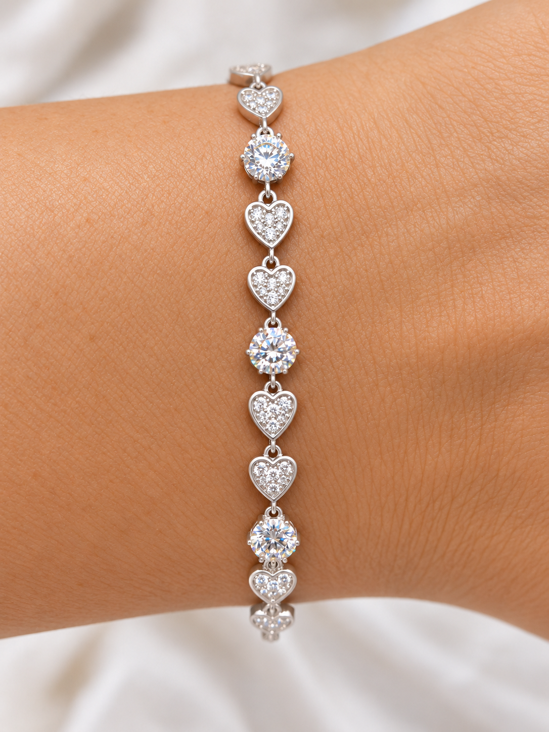 MOISSANITE AMORE 3 CT – Luxusní stříbrný náramek Ag 925 se srdíčky a moissanity