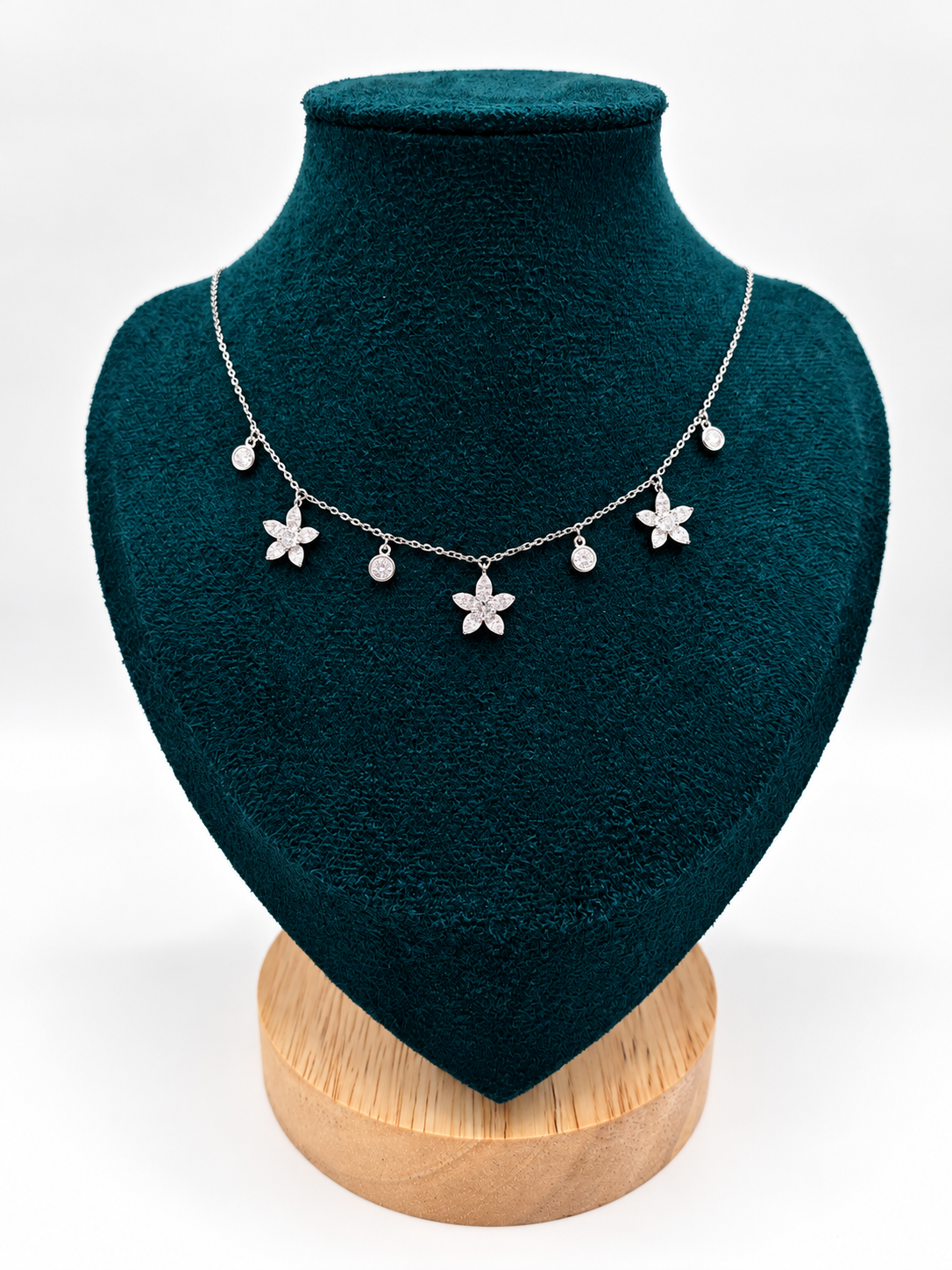 FLORAL CHARM – Stříbrný náhrdelník Ag 925 s květinovými přívěsky a moissanitem 0,006 ct