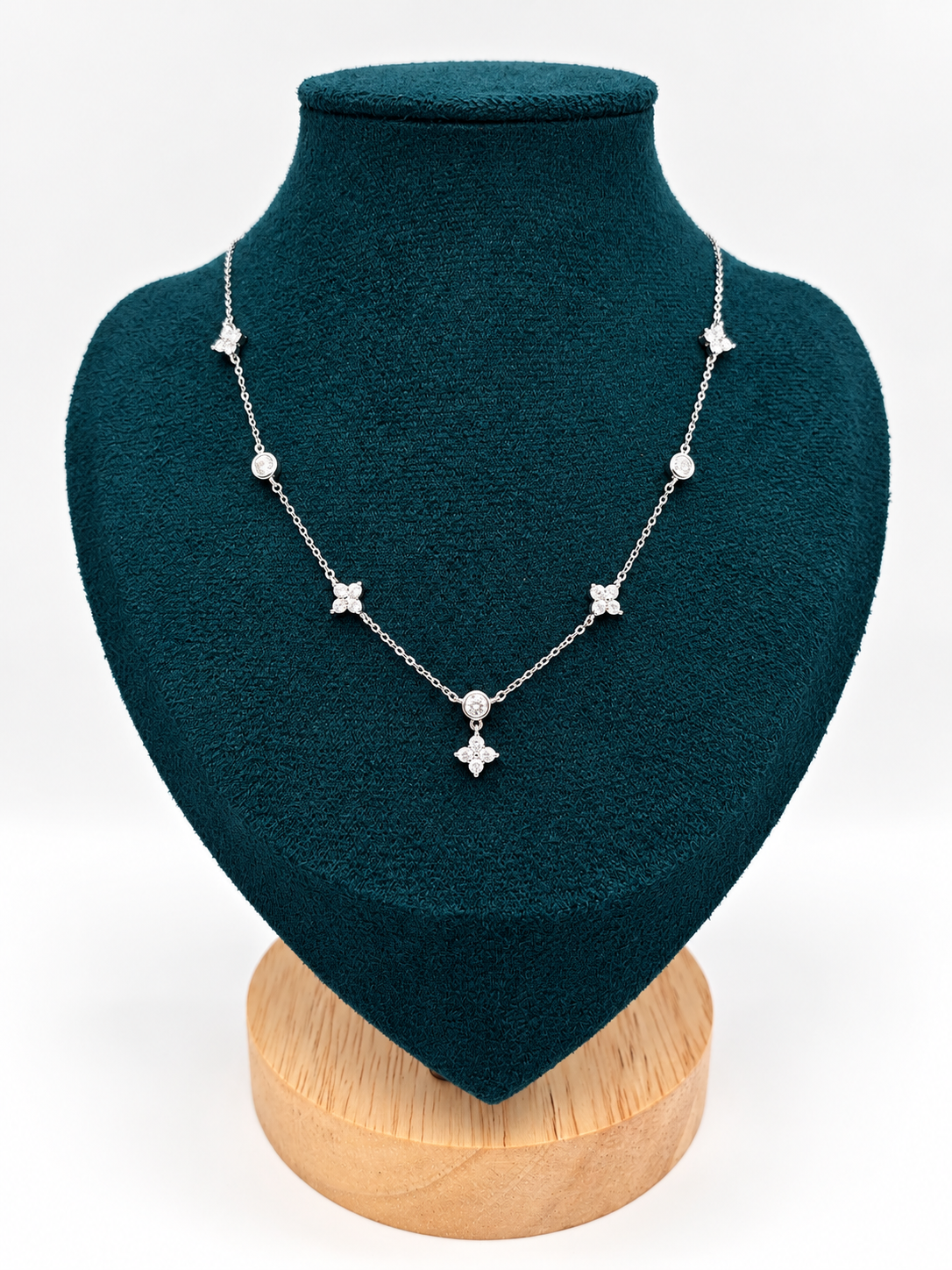 CELESTIAL SPARKLE – Stříbrný náhrdelník Ag 925 s moissanitem 0,006 ct a třpytivými květinami