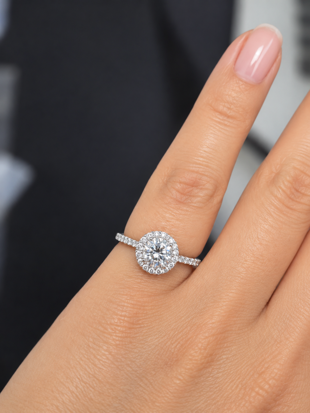 AMARIS 1.37CT – Luxusní stříbrný prsten s moissanitem a zářivým kruhovým zdobením | ANU JEWELRY