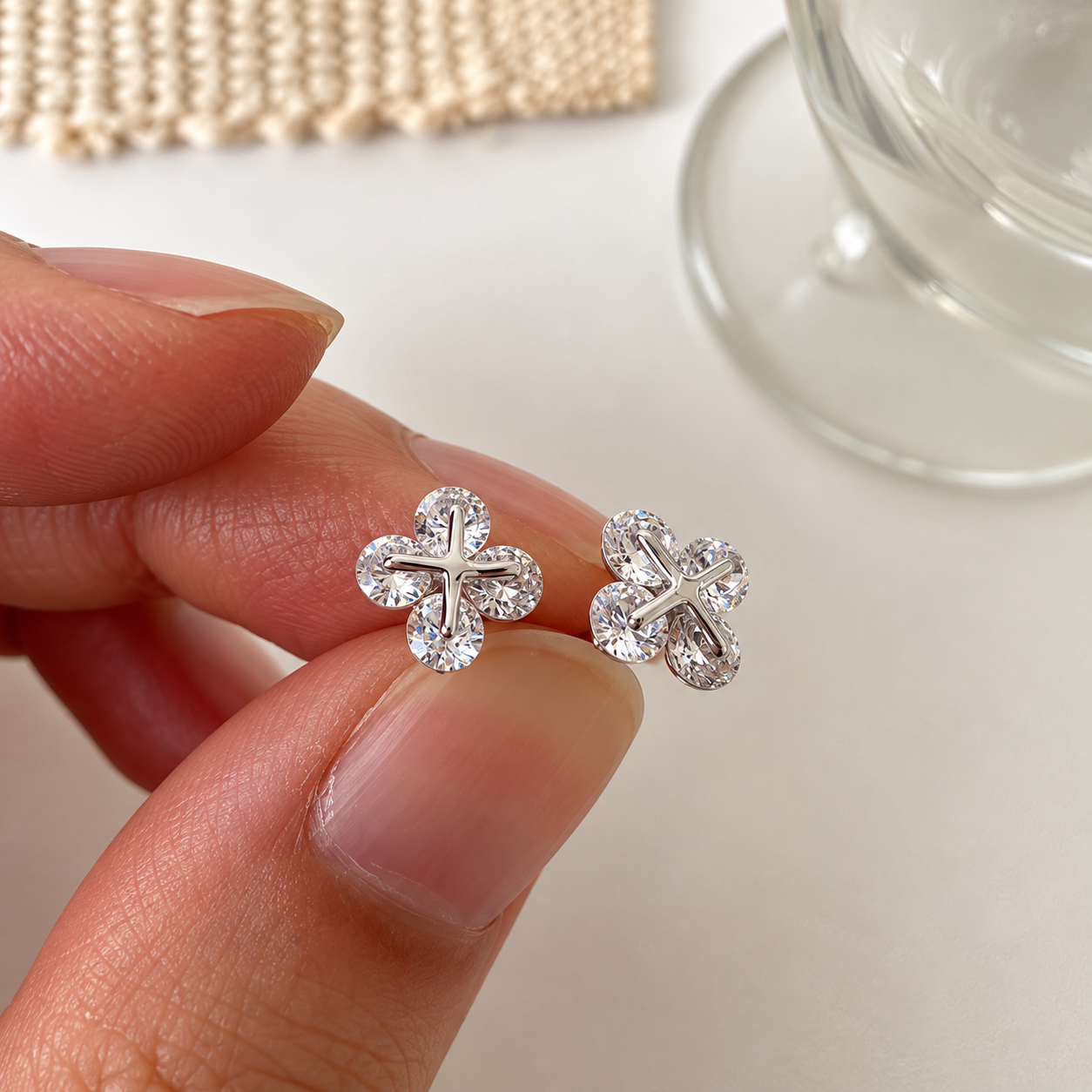 SILVER CRYSTAL CLOVER – Elegantní stříbrné náušnice se čtyřlístky