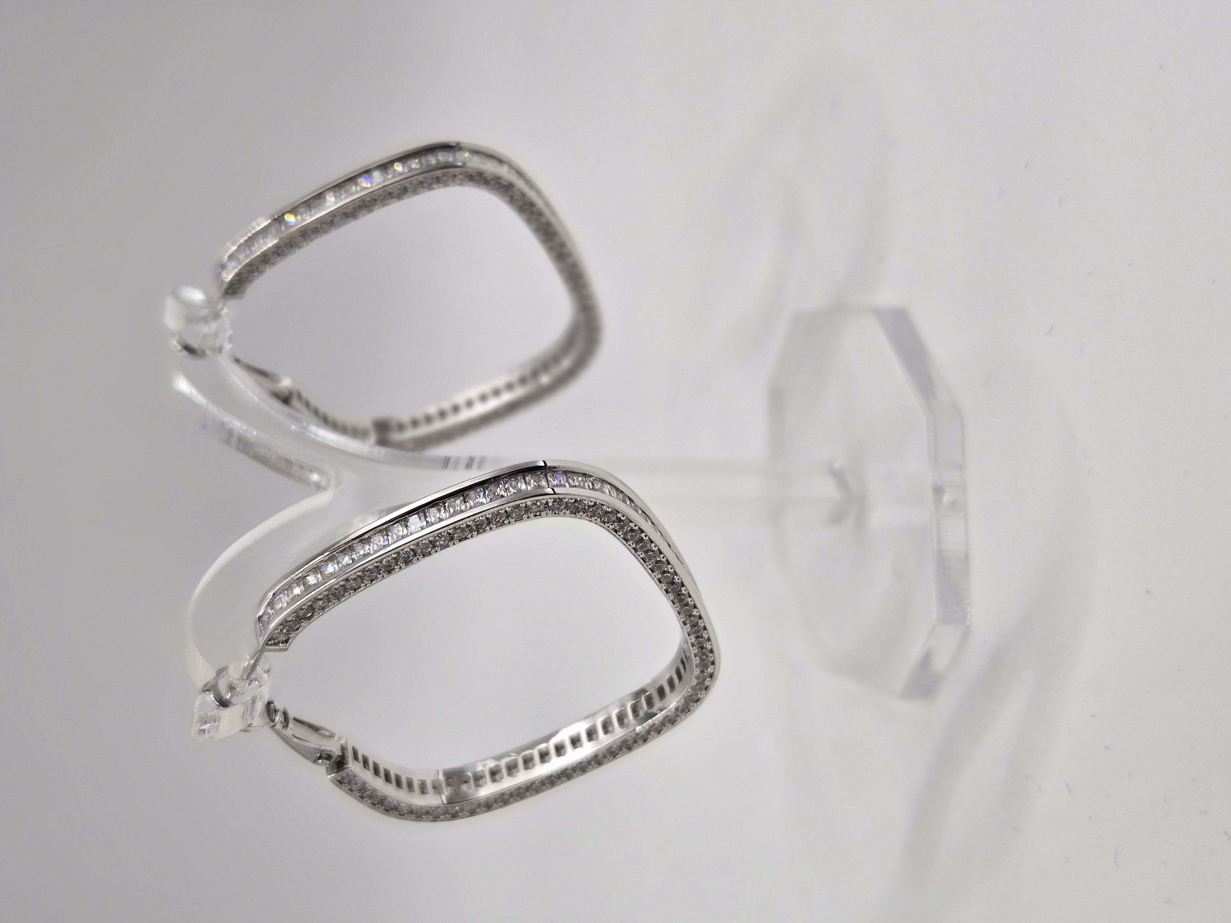 SILVER RADIANCE – Luxusní geometrické náušnice s třpytivými kamínky