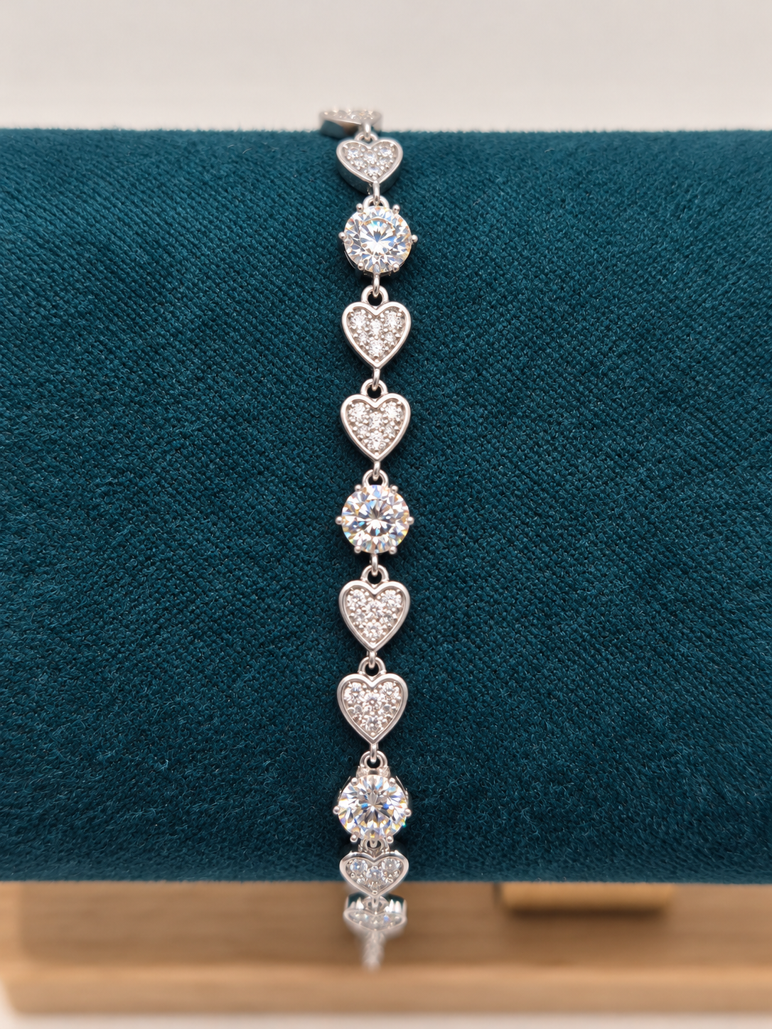MOISSANITE AMORE 3 CT – Luxusní stříbrný náramek Ag 925 se srdíčky a moissanity