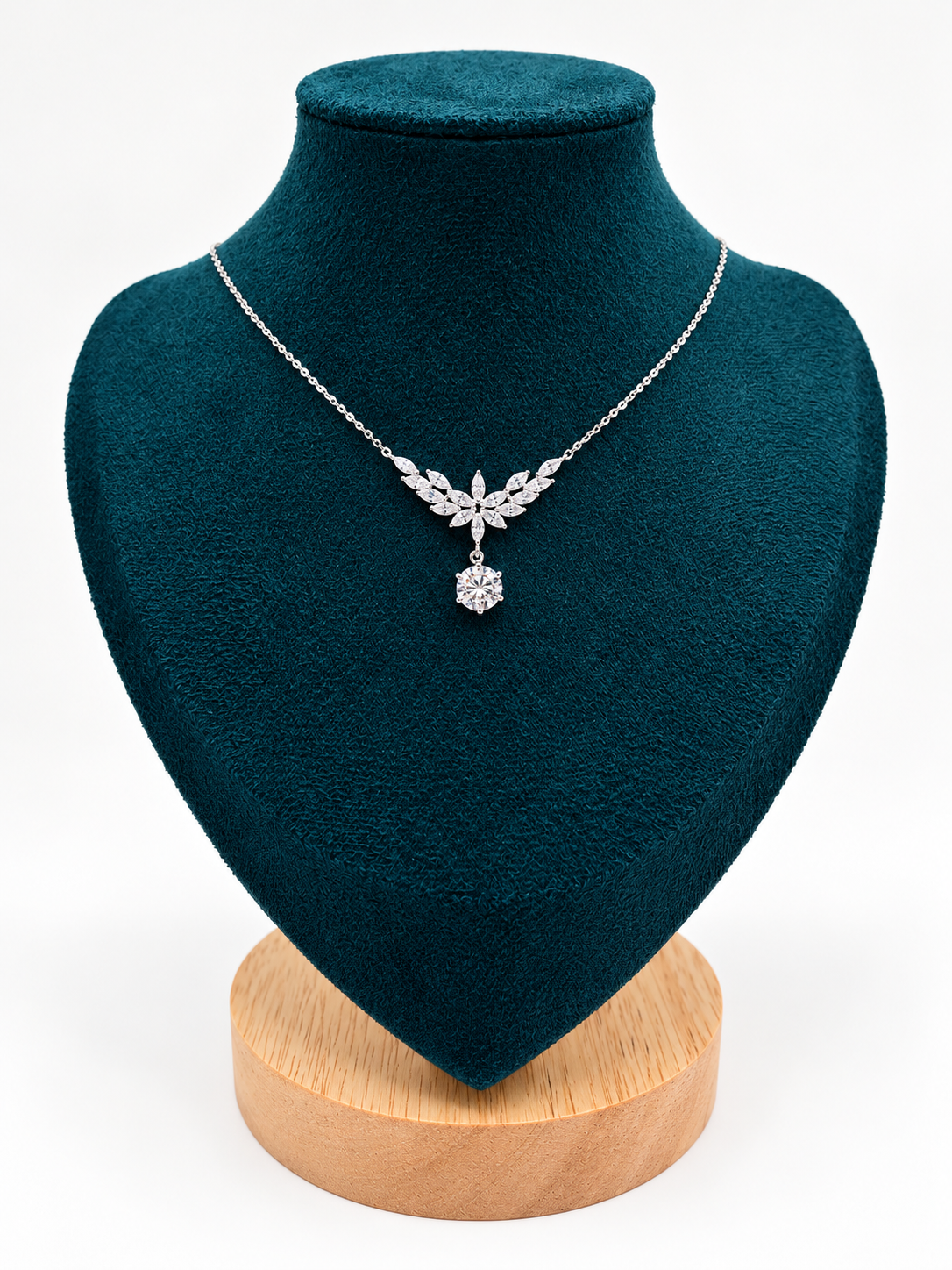 CRYSTAL BLOSSOM – Stříbrný náhrdelník Ag 925 s moissanitem 1 ct a květinovým motivem