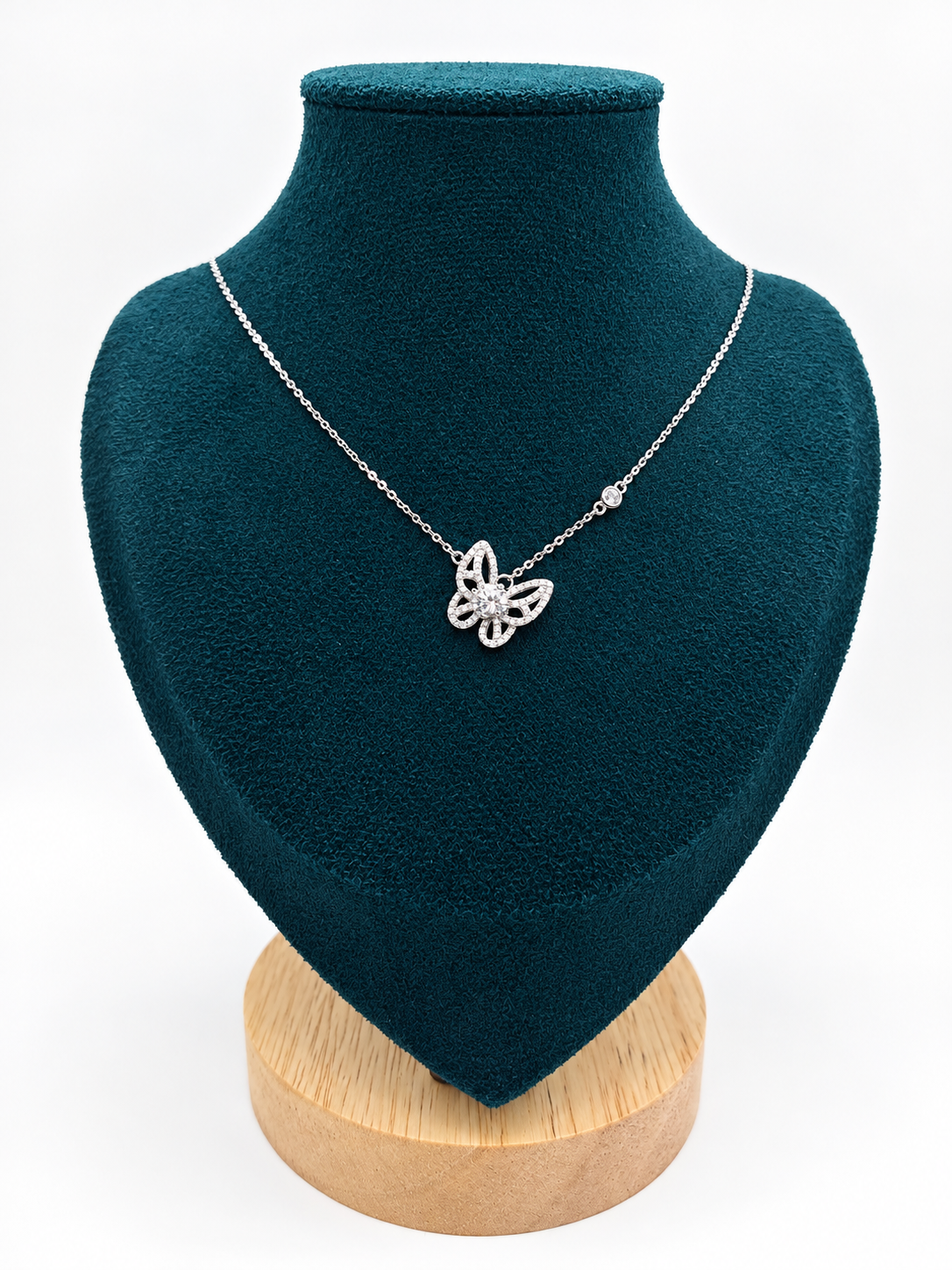 BUTTERFLY ÉCLAT – Stříbrný náhrdelník Ag 925 s motýlkem a moissanitem 0,3 ct