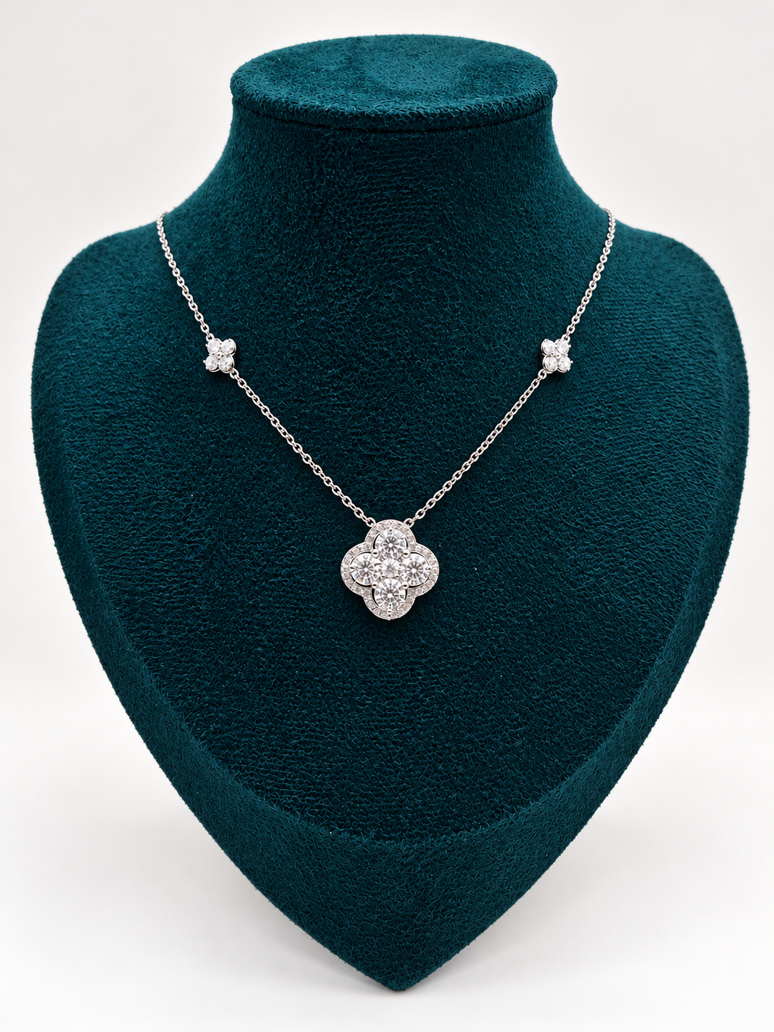 ROYAL CLOVER – Stříbrný náhrdelník Ag 925 s moissanitem 0,3 ct