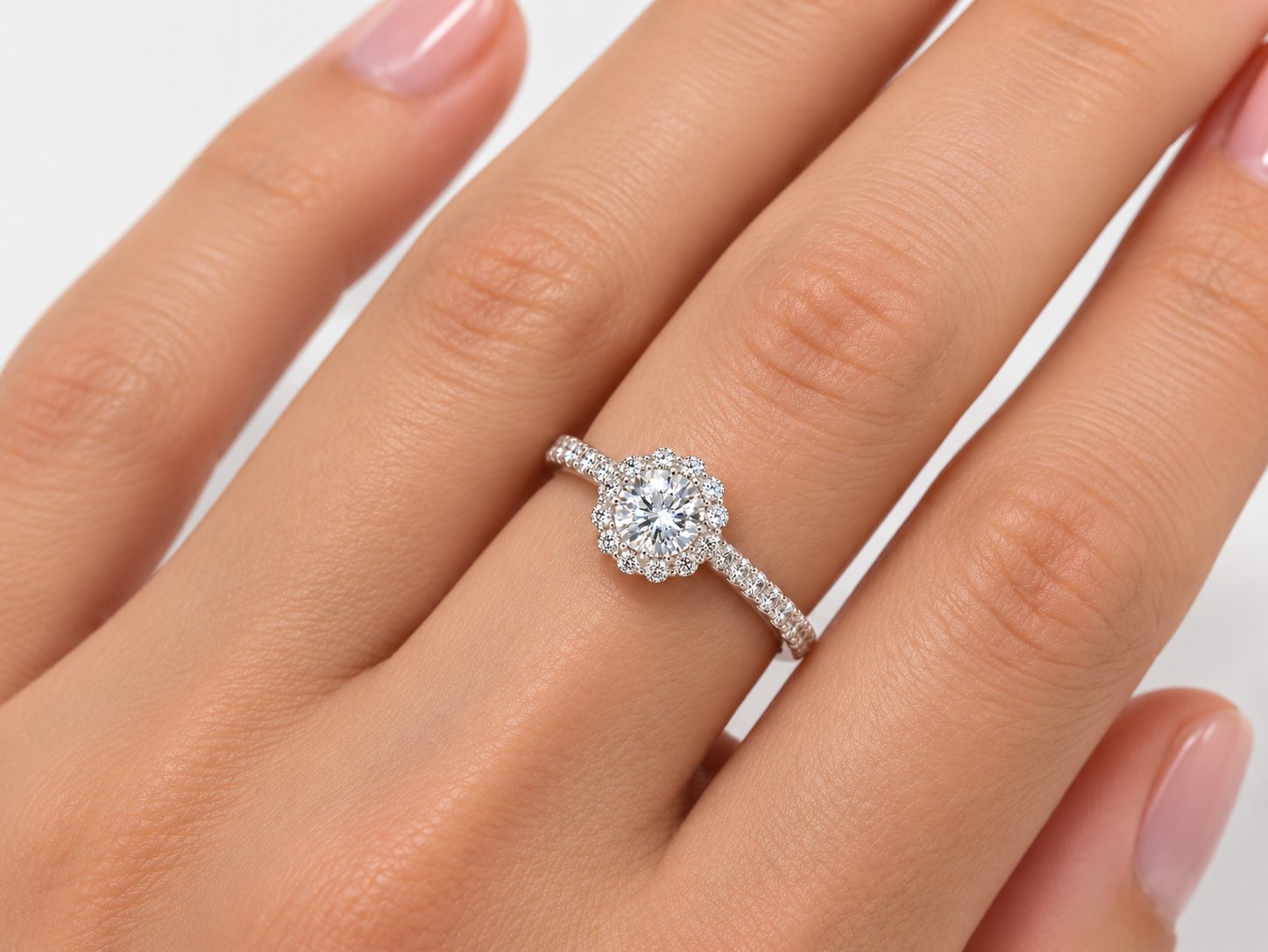 AVELIA 1.35CT – Luxusní stříbrný prsten s moissanity a zářivým kruhovým zdobením | ANU JEWELRY