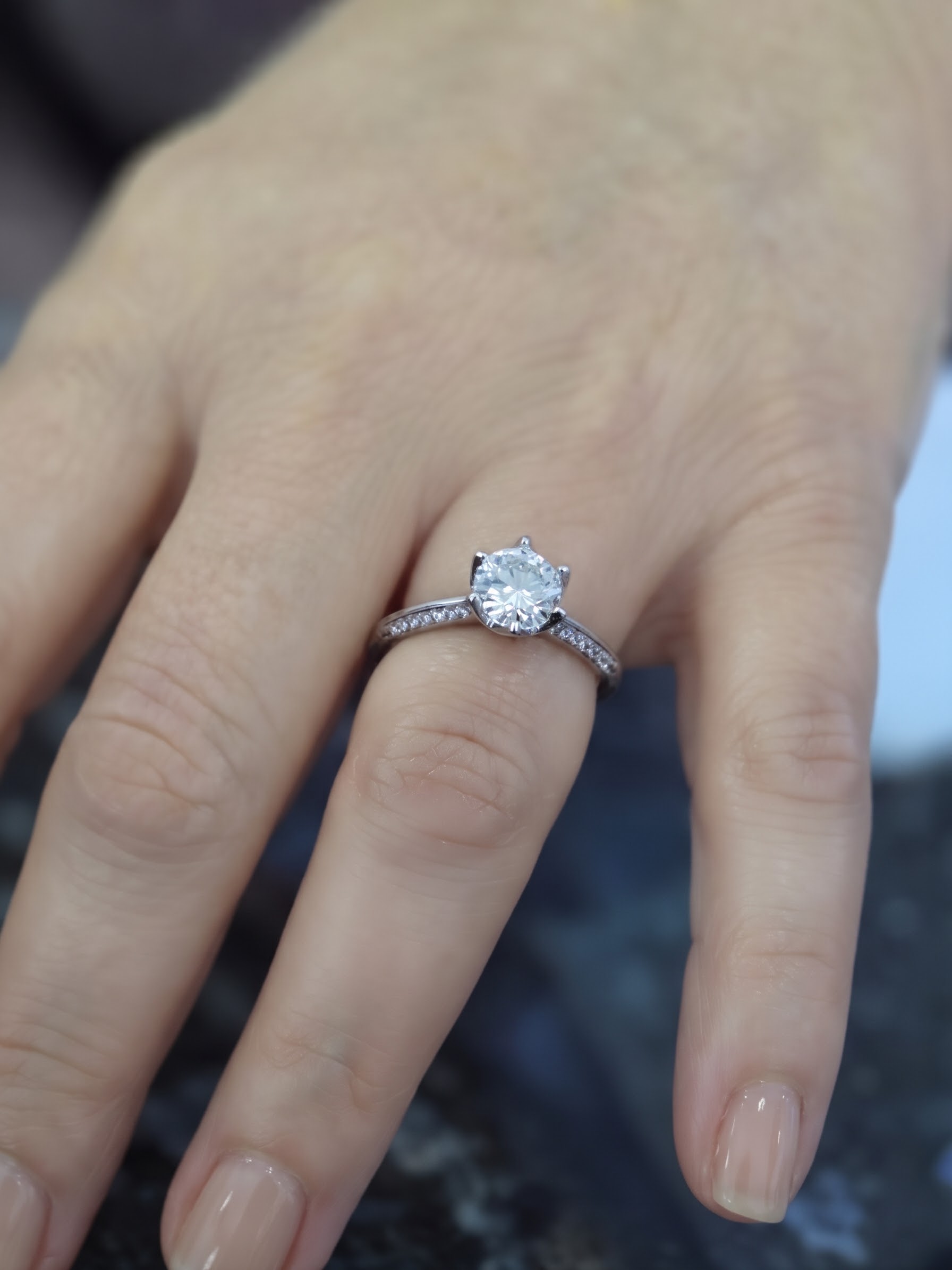 AURELIS 1CT – Luxusní stříbrný prsten s moissanitem a zdobenou obroučkou | ANU JEWELRY