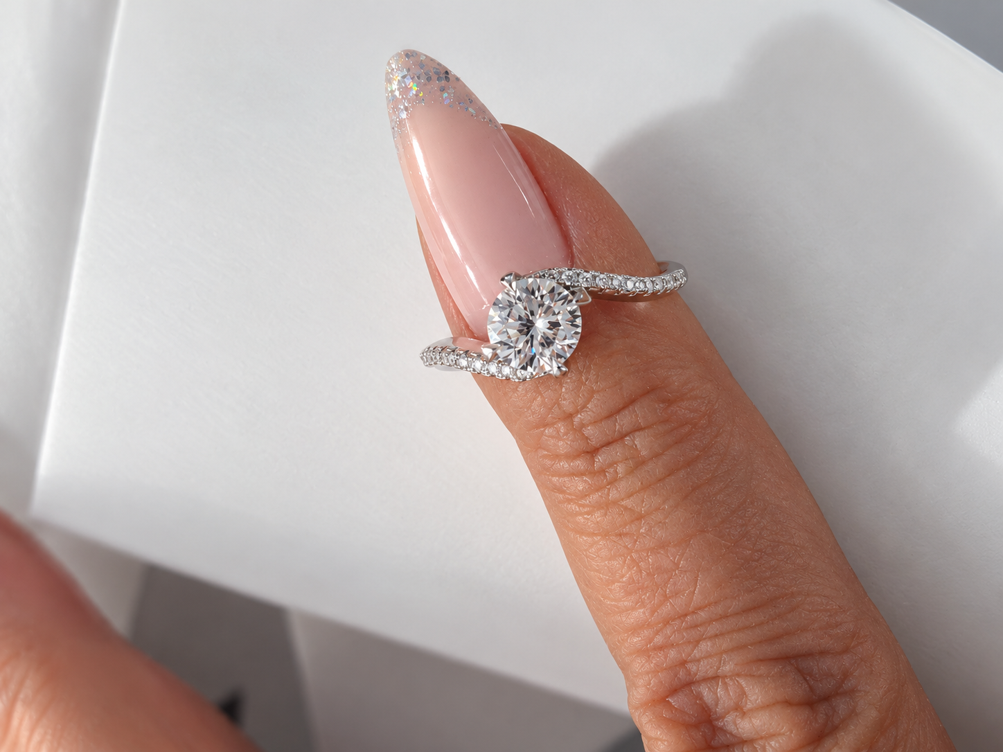 VIANA 1CT – Luxusní stříbrný prsten s moissanitem a elegantní spirálovou obroučkou | ANU JEWELRY