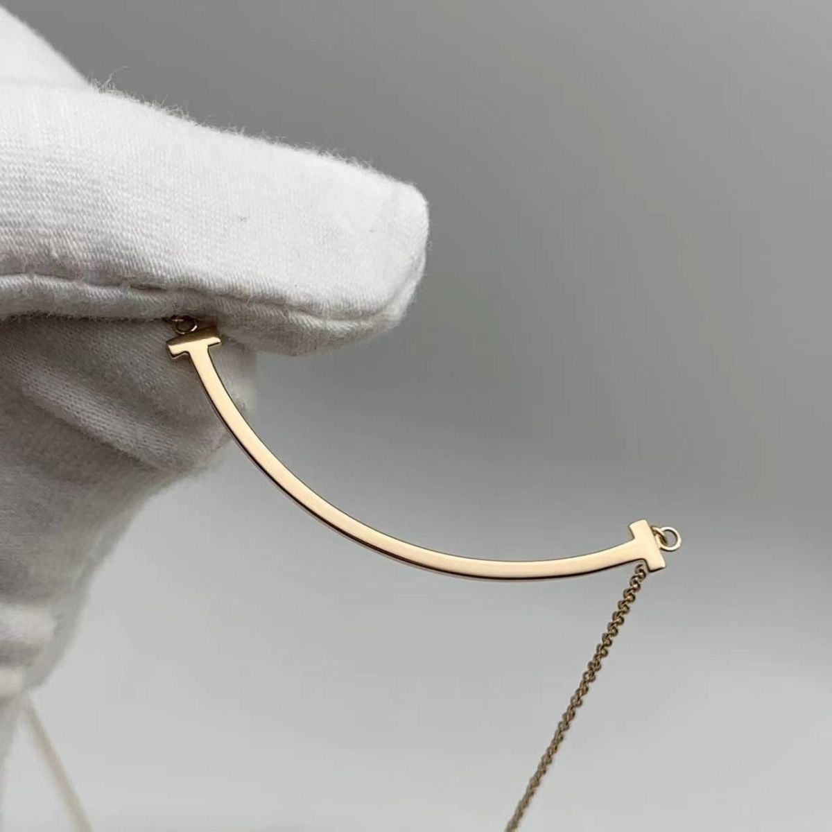 Elegantní dámský náhrdelník s prohnutou linií – stříbro pozlacené 14K zlatem, voděodolný