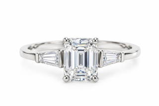 ART DECO 2CT – Luxusní stříbrný prsten s moissanitem a smaragdovým brusem | ANU JEWELRY
